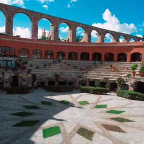 Quinta Real, Zacatecas, with the Aqueducto El Cubo in the background