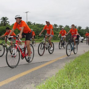 Alisa Duncan with a group of supporters escorting her on her way out of Zihuatanejo